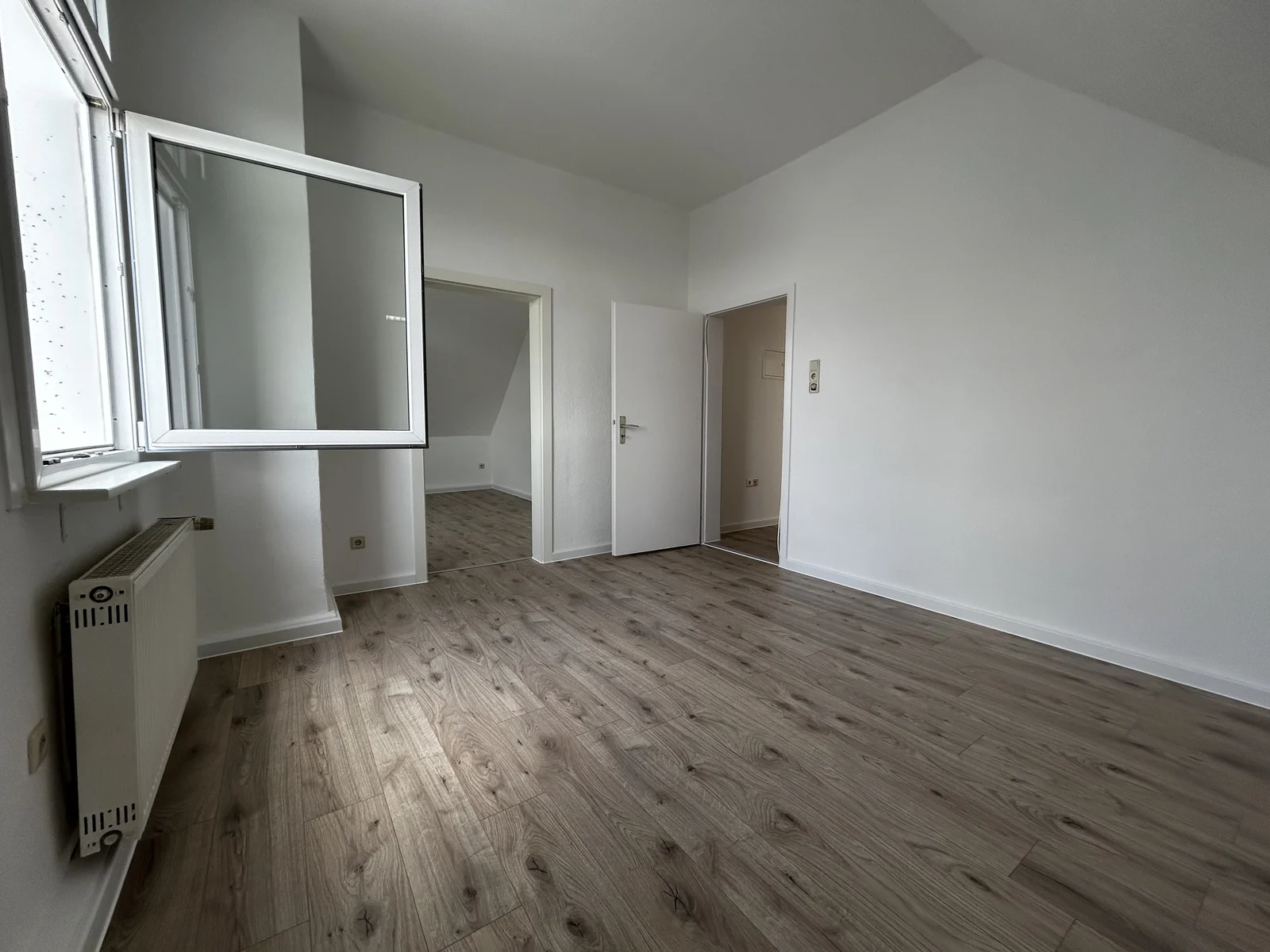 Huldastraße 36 · Wohnraum mit Fenster