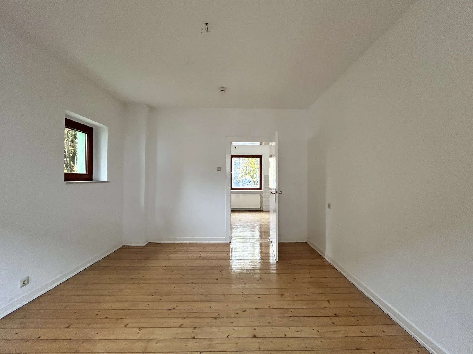 Liegnitzer Straße 1 · Wohnzimmer – Blick durch den Raum