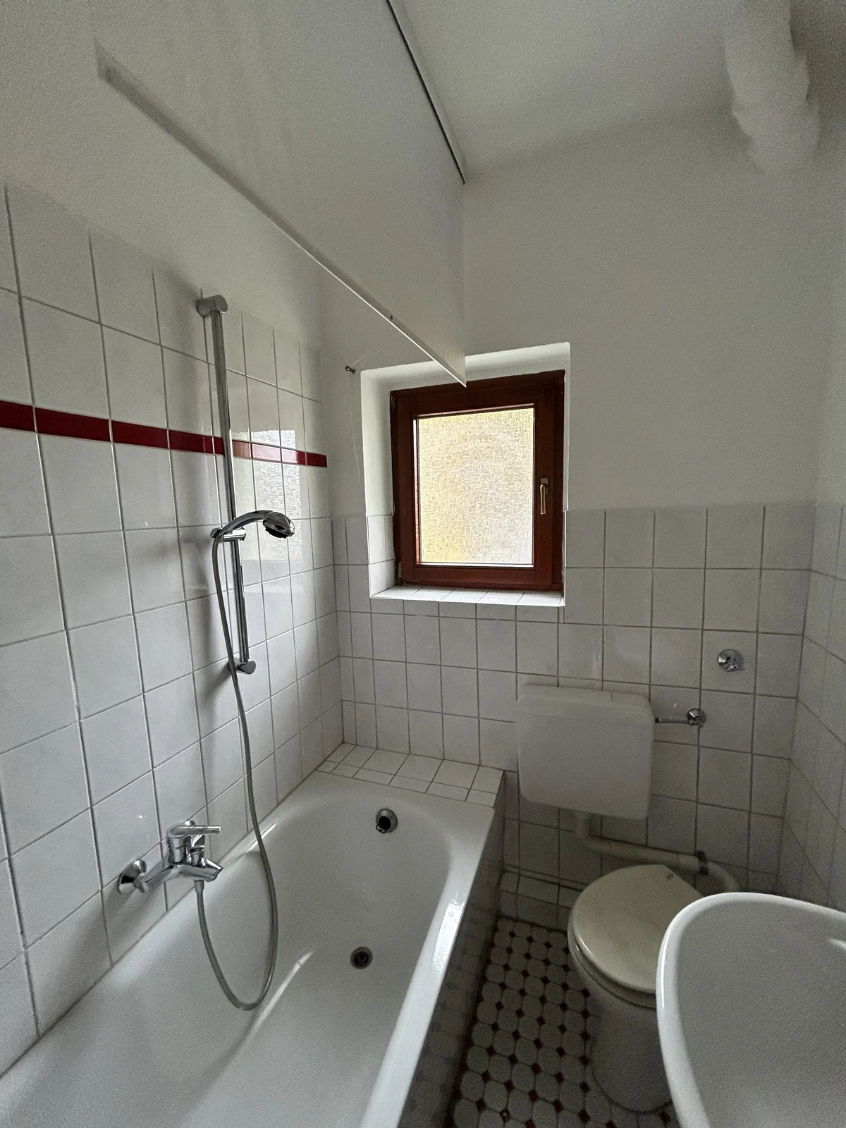 Liegnitzer Straße 1 · Badezimmer mit Fenster