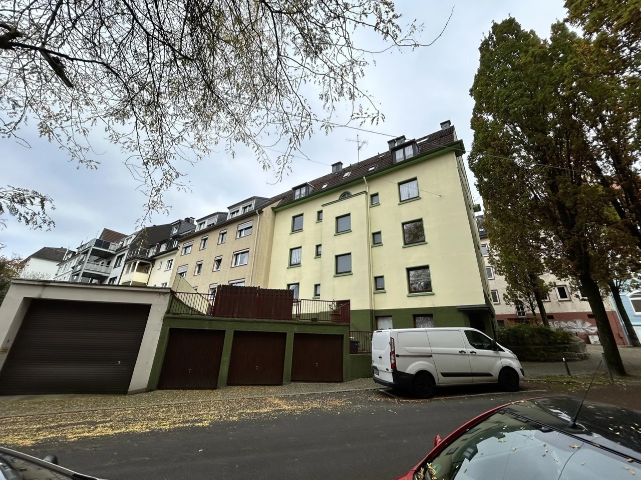 Gebäude und drei Garagen